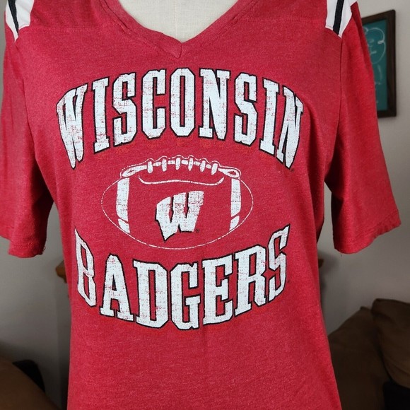Wisconsin Badgers Distressed V-neck T-shirt L - Picture 3 of 4